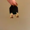 Pendientes Plateados de Aguja Estilo Retro Europeo y Americano con Estampado de Leopardo Gota de Aceite Forma de C Pendientes Nicho de Gama Alta Simples Pendientes Personalizados Versátiles para Mujer