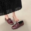 Sapatos de Couro com Laço Estilo Britânico para Mulheres Lançamento Primavera 2026 Novos Mocassins de Salto Grosso com Aumento Oculto de Altura Sapatos de Salto Baixo Pretos