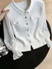 Cardigan de Tricô Gola Redonda com Manga Flare Outono/Inverno 2026, Jaqueta Suéter Feminina Inspirada na Chanel