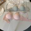 Sutiã meia-taça sem costura, estilo push-up, sem aro, com acabamento brilhante, fabricado no Sudeste Asiático. Ideal para mulheres com seios pequenos.