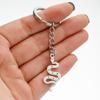 Llavero con colgante de serpiente pequeña curvada de animales de dibujos animados para hombres y mujeres, de acero inoxidable, antipérdida, llavero, anillo, bolso, accesorio colgante