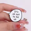 Minimalista Está bien no estar bien Cuadro de diálogo con letras en inglés Modelado Broche fijo de metal Regalo