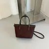Bolsa simples de ombro único estilo coreano, design retrô, novo estilo de luxo leve, coleção outono 2026, bolsa de mão feminina de camurça peluda, adequada para o dia a dia