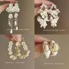 Pendientes de metal retro francés con diseño de nicho de flores blancas, elegantes pendientes geométricos femeninos con temperamento, joyería al por mayor
