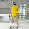 Conjunto de Verão Infantil para Meninos 2026 Novo Estilo Tamanhos Médio e Grande Conjunto de Duas Peças com Colete Esportivo e de Lazer Estampado e Shorts