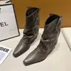 Botas de cowboy ocidentais com saltos grossos, novas botas de montaria femininas para o outono de 2026 com corte em V, bico fino, com tachas, botas vintage para calça
