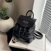 Mochila de Diseño Nicho Transfronterizo de Color Contrastante para Mujer 2025 Nuevo Bolso de Mano Lindo Plisado Mochila Pequeña Casual Versátil