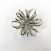 Anillo de Metal de Banda Ancha con Diseño de Nicho, Crisantemo Dorado, con un Toque de Lujo, Anillo Floral Barroco Vintage Estilo de Corte