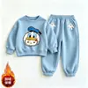 Novos conjuntos de roupas com tema de desenho animado para meninos e meninas, com moletons fofos forrados de fleece e um conjunto moderno de duas peças, perfeitos para o outono e inverno