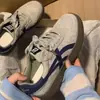 Tênis de Treino Cinza e Azul de Nicho para Mulheres, Estilo Ins, Novidade Outono 2025 Sola Grossa Couro Macio Retrô Esportivo Casual Tênis Tendência