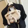 Bolso de hombro simple y elegante de felpa de lujo ligero para ir al trabajo, bolso cruzado nube nuevo de otoño 2026 con colgante de conejo para mujer