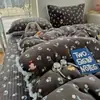Recomendación de artículo popular~Funda de cama acolchada de terciopelo de leche cálido de alta gramaje grado A con pompón juego de cuatro piezas caricatura linda