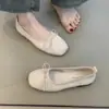 Sapatilhas de Ballet Estilo Fada Suave 2025 Primavera Azul Névoa Doce Francesa Camurça Bico Quadrado Boca Rasa Sola Macia Sapatos de Bico Aberto