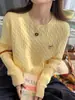 Blusa de tricô base absolutamente deslumbrante e super bonita em tricô de cabo cinza bordado para mulheres, gola redonda, suéter para usar por baixo no outono e inverno, também pode ser usada como uma blusa externa
