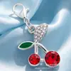Exquisito colgante de cereza con incrustaciones de diamantes, efecto de goteo de aceite, llavero de fruta realista, accesorios decorativos DIY para bolsos