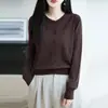 Cardigã de tricô bege com gola redonda para mulheres, uma peça de outer wear leve e de caimento solto para primavera e outono, apresentando um design simples e elegante com mangas compridas e uma textura refinada semelhante à lã