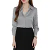 Foto real de una camisa de mujer de alta gama para el trayecto al trabajo profesional, colección otoño 2026, hecha de satén de acetato, elegante y estilizada, en color blanco