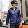 Nueva chaqueta ligera de algodón y seda para otoño e invierno para hombre, top corto casual de negocios con capucha y cuello alto, abrigo de algodón cálido para hombre