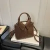 Bolsa de Mão Nova Estilo Retrô Outono 2026 Moda Feminina Versátil Bolsa Transversal Bolsa Tote Pequena para o Trabalho Bolsas Femininas Atacado