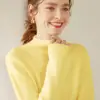 Nuevo suéter de cachemir puro para mujer de otoño e invierno con dobladillo enrollado, cuello semi-alto, engrosado para abrigar, capa base ajustada