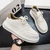 Nueva colección de verano y otoño 2026 para hombre: zapatillas blancas, zapatos atléticos casuales para hombre con parte superior de cuero, suela gruesa, diseño que aumenta la altura, transpirables y de caña baja