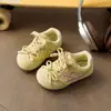 Sapatos casuais de couro genuíno 2026 sapatos infantis de outono, tênis infantis, sapatos para meninos, sapatos esportivos para meninas, sapatos de treino versáteis estilo coreano alemão