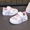 Zapatos para Niñas 2026 Nueva Moda Verano Tenis de Dibujos Animados Infantiles Niños Grandes Tenis Blancos Casuales de Princesa