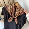 Pañuelo Versátil de Seda Artificial con Estampado de Leopardo Transfronterizo Europeo y Americano Bufanda Cuadrada Pequeña Bufanda Chal de 70 cm Bestseller de Amazon