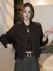 Chaqueta corta de cuero flocado retro para mujer, nuevo estilo otoño 2026, versátil, adelgazante, cuello alto, top chaqueta elegante