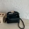 Bolsa Feminina 2026 Outono/Inverno Nova Simples Cor Sólida Fashionável Retrô Personalidade Fivela Grande Capacidade Ombro Único Transversal Axila