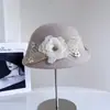 Chapéu Elegante de Linho com Flor Moda Aba Enrolada para Mulheres Inverno Novo Elegante Elegante Chapéu Balde Chapéu de Pescador Elegante Retrô