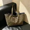 Bolso de lona de doble cara con estampado de leopardo estilo coreano para mujer, nuevo bolso de hombro casual de mezclilla estilo perezoso, bolsa de mano de gran capacidad para el día a día