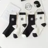 Calcetines Blancos y Negros para Mujer de Caña Media Diseño de Bordado de Flor Camelia Personalizado ins de Moda Estilo Japonés Simples Calcetas Zhuji