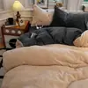 Juego de ropa de cama de cuatro piezas de terciopelo de leche, de alta densidad, minimalista y sin marca, con sábanas de forro polar coral de color sólido, doble cara, funda de edredón y sábana bajera.