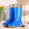 Botas de lluvia de caña alta, zapatos impermeables, zapatos de goma, cubrebotas, zapatos de algodón cálido de moda de caña media para mujer, adultos, antideslizantes, zapatos de cocina para verano
