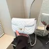 Bolsa com Fivela de Fechadura Feminina Primavera e Verão Bolsa Quadrada Pequena Estilo Coreano Simples Casual Superfície Macia Bolsa Feminina Corrente Bolsa Transversal para o Dia a Dia