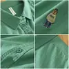 1378 Camisa casual de manga larga de color sólido japonés literaria y versátil camisa de manga larga con bordado de oso