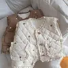 Nuevos estilos de otoño e invierno: Chalecos de algodón bordados con estampado de corazones para niñas, chalecos para bebé de forro polar y engrosados, tops dulces y elegantes para niños con ribete de encaje