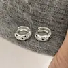 Aretes negros de lunares estilo coreano, con diseños de moño y florales, aretes de aro en forma de C, un estilo fresco y simple, disponibles en múltiples diseños