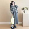 Nuevo Conjunto de Dos Piezas para Otoño e Invierno 2025: Suéter Holgado de Rayas con Cárdigan y Falda de Tirantes, Se Puede Usar Después del Parto, Traje de Maternidad Moderno para Mamá