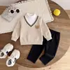 Roupas Infantis Outono 2026 Novo Modelo Meninos Estilo Coreano Urso Gola V Falso Duas Peças Infantil Gola Alta Costurado Manga Longa Conjunto de Duas Peças