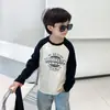 26 T-shirt Raglan de Manga Longa Estilo Coreano de Outono para Meninos com Mangas Color-Block e Estampa, Algodão Puro, para Crianças Maiores