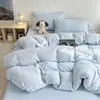 Juego de ropa de cama de cuatro piezas de terciopelo de leche con grabado ins sábana de tejido gofrado clase A funda de edredón de terciopelo coral faldón de cama textiles para el hogar juego de ropa de cama de tres piezas