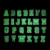 Nueva letra luminosa fluorescente que absorbe la luz de dibujos animados PVC pegamento flexible con agujero para zapatos flor de zapato hebilla de zapato pulsera de zapato hebilla decorativa