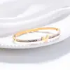 Nuevo estilo coreano de moda pulsera abierta de acero de titanio de alta calidad en forma de V para mujer pulsera de lujo ligero ins para mujer pulsera chapada en 18K