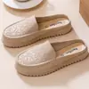 Nuevas Zapatillas Planas Antideslizantes para Madres de Mediana Edad Baotou Zapatillas Baotou Cuero Sintético Tacón Medio Zapatos con Agujeros Para Uso Exterior Zapatillas de Mujer
