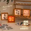 Lámpara de Mesita de Noche LED, Sala de Estar, Dormitorio, Marco de Fotos Luminoso, Sala de Té, Luz Ambiental de Escritorio, Luz de Noche Caligráfica Cultural y Creativa, Soporte para Exhibición de Marco de Fotos