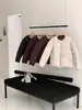 Casaco Puffer Curto Designer Jaqueta de Algodão Feminina 2026 Outono Inverno Quente Emagrecedor Gola Redonda Roupa Exterior Petite Roupas de Algodão Jaqueta de Algodão