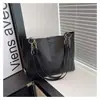 Bolsa tote casual de gran capacidad con bloques de color, nueva colección primavera/otoño 2026, adecuada para ir al trabajo, con un diseño elegante y texturizado.