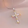 Colar Feminino Colorido Zircônia Joias Design de Nicho Pingente Cruz Completo em Diamante Colar Corrente de Clavícula em Aço Inoxidável